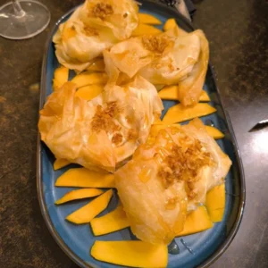 Caramelitos de queso de cabra con miel de abeja y mango